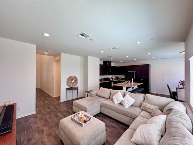 Building Photo - Beautiful 3 bedroom Town house available f...