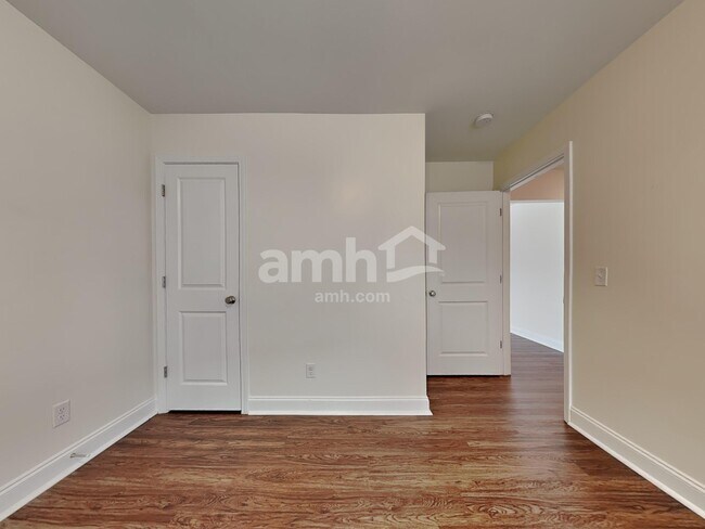 Building Photo - 8 Cherry St