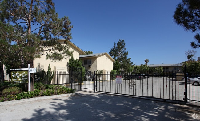 Building Photo - Wells Garden Apartments