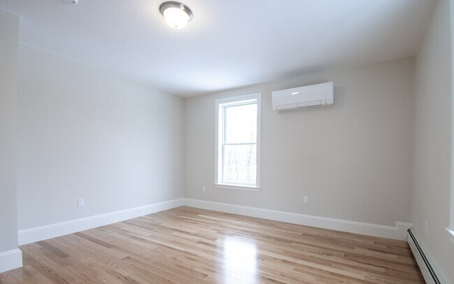 Building Photo - 76 Main St