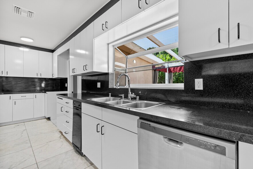 Building Photo - 15419 Valerio St