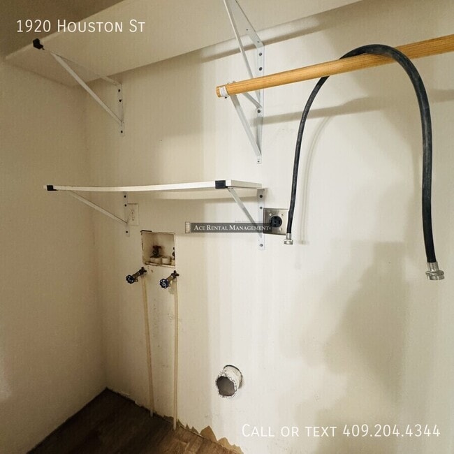 Building Photo - 1920 Houston St