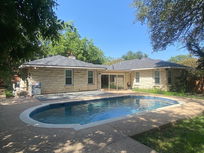 Building Photo - 4 BEDROOM WITH POOL