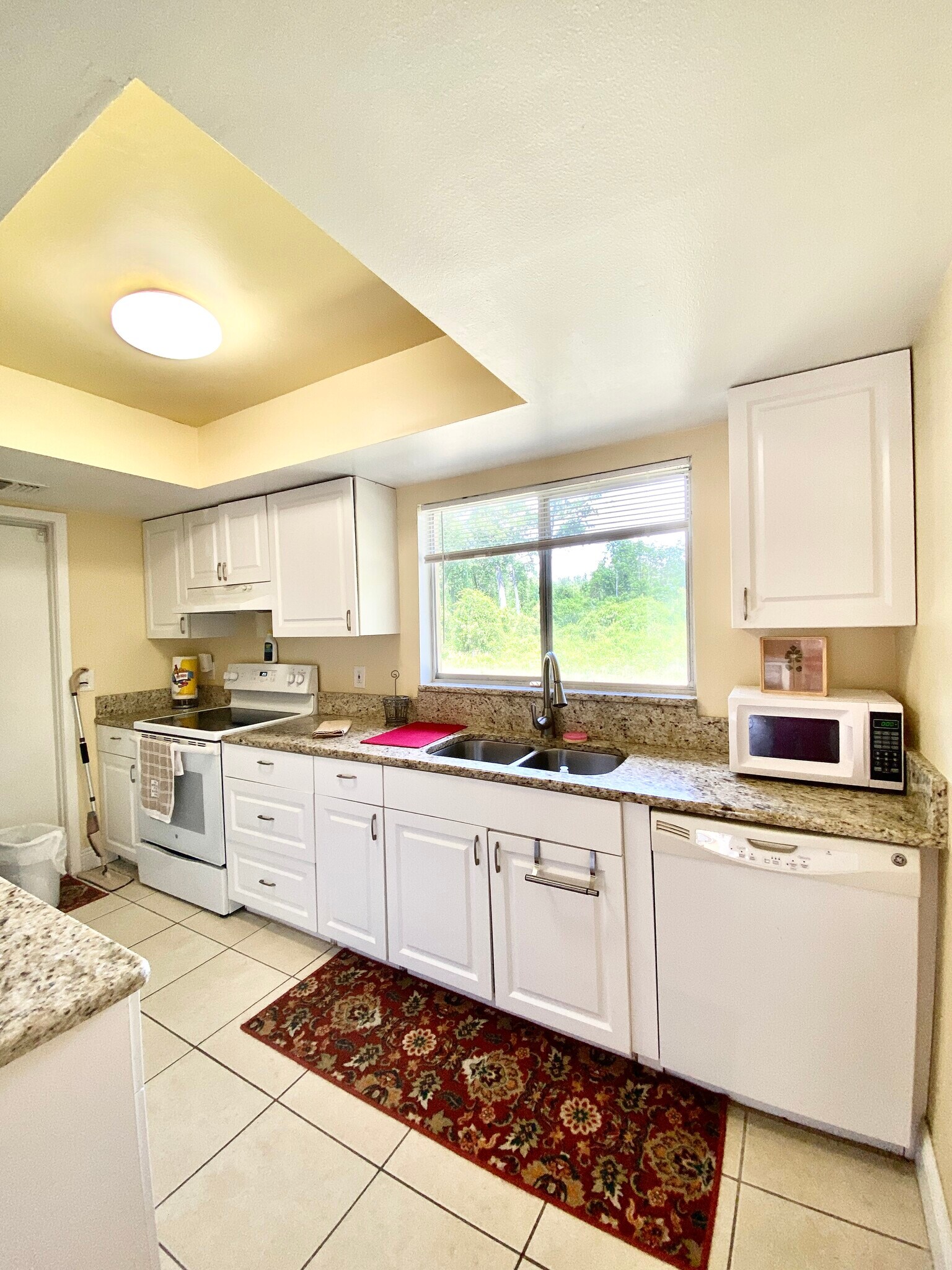 Building Photo - 2633 Kinnon Dr