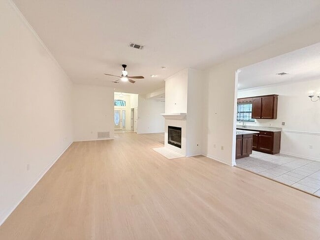 Building Photo - 4161 Longwood Cir