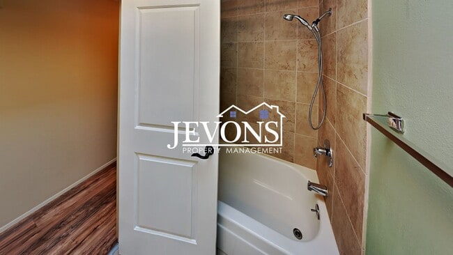 Building Photo - $900 Rent Credit | 3-bedroom single-family home near Randall Park with access to schools, shoppin...