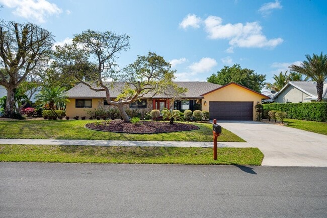 Building Photo - 3250 Lakeview Blvd