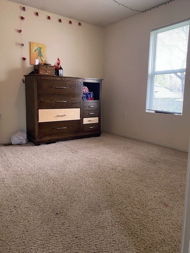 Building Photo - 4 Bedroom Duplex. Close to Campus and Down...