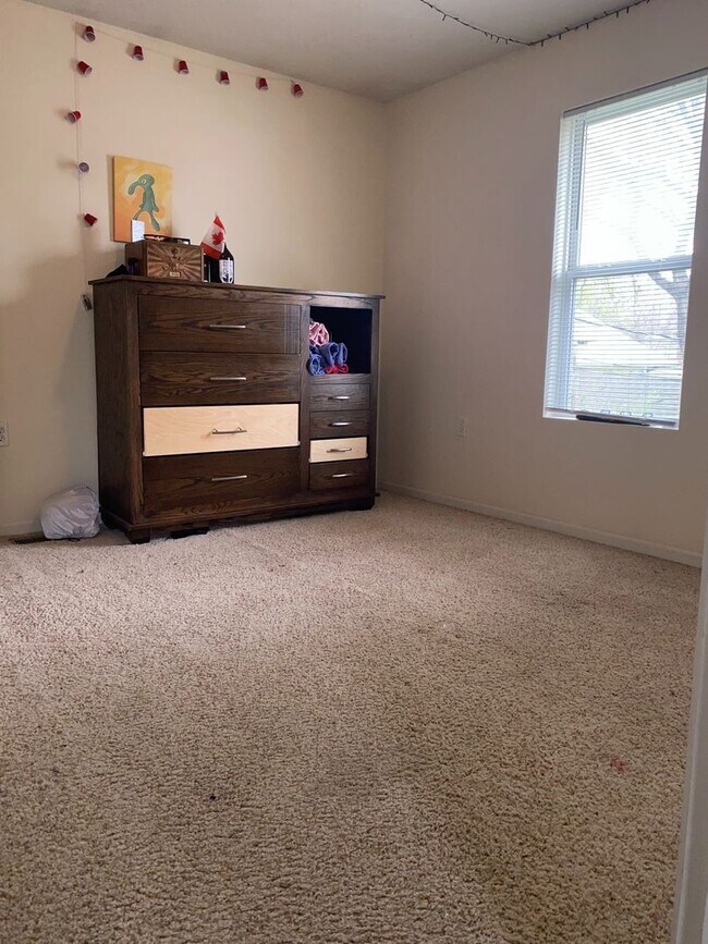 Building Photo - 4 Bedroom Duplex. Close to Campus and Downtown - Pre-Leasing for 26/27 School Year!