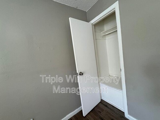 Building Photo - 9609 Winkler Dr