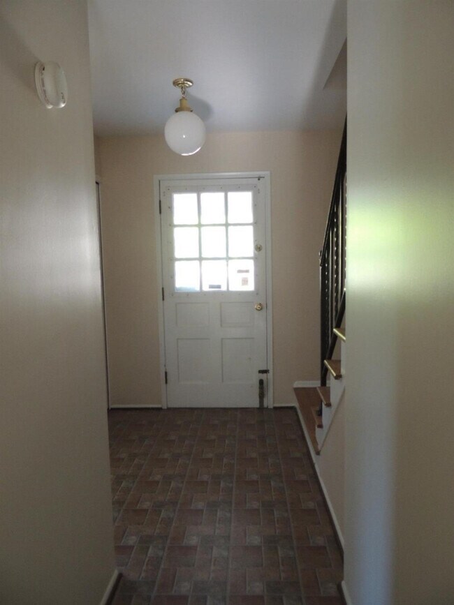 Building Photo - 2098 Yorktown Dr