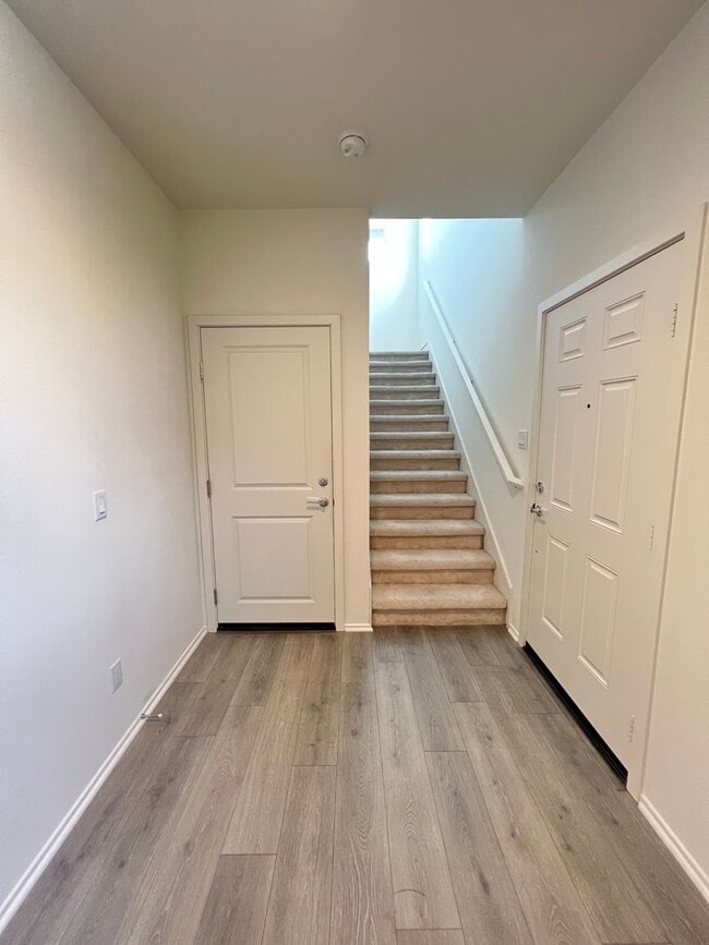 Building Photo - Beautiful 2 Bedroom 2 Bath Townhome