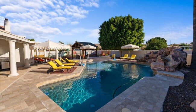 Building Photo - 2431 E Laurel St