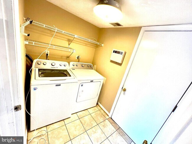 Building Photo - 4306 Lord Fairfax Ct