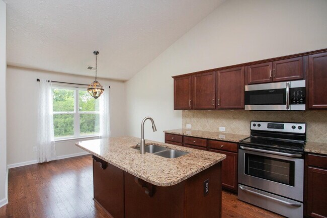 Building Photo - Single-level 2-bed, 2-bath townhome in 55+ community with pool, clubhouse, fitness center and gro...