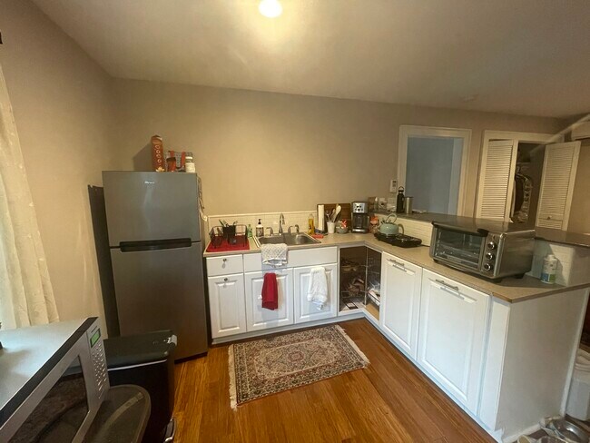 Kitchenette - 917 Piedmont Ave NE