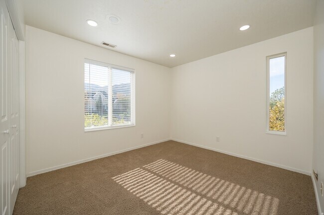 Building Photo - 857 Southfork Dr