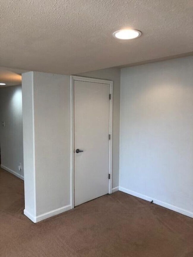 Building Photo - Charming Studio in Superior