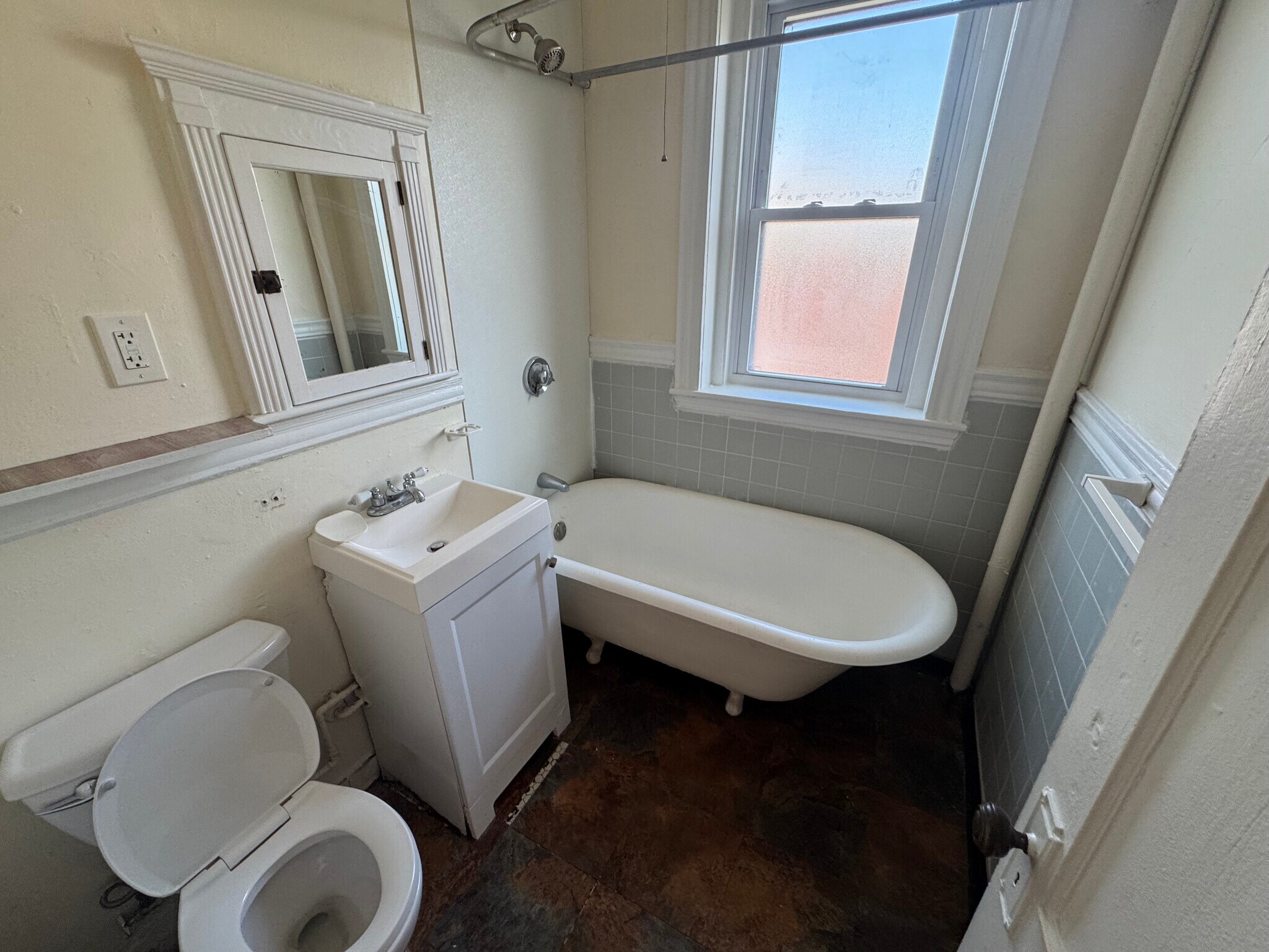 Building Photo - 352 Riverway