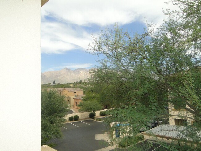 Building Photo - Move-In Special - 2bed/2bath Foothills Rio...