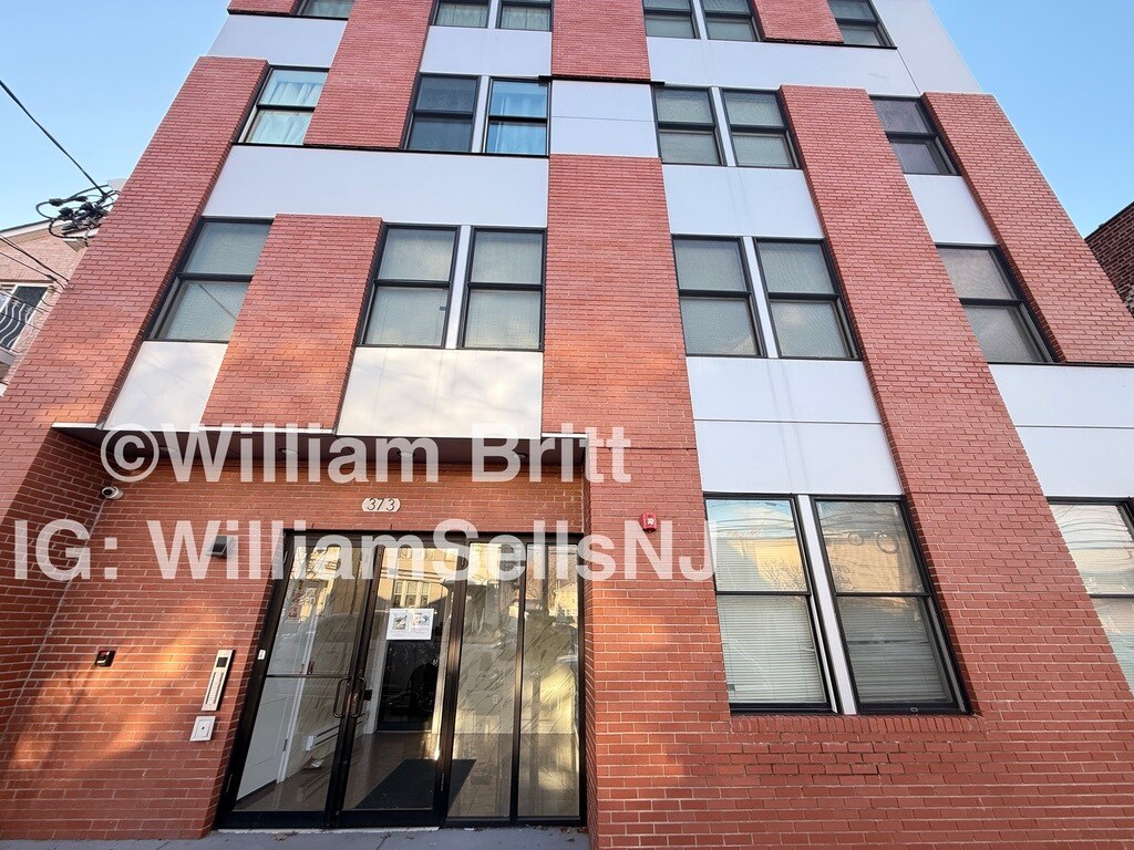 Building Photo - 373 Danforth Ave