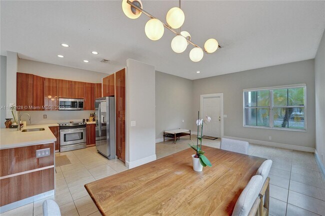 Building Photo - 930 Bluewood Terrace