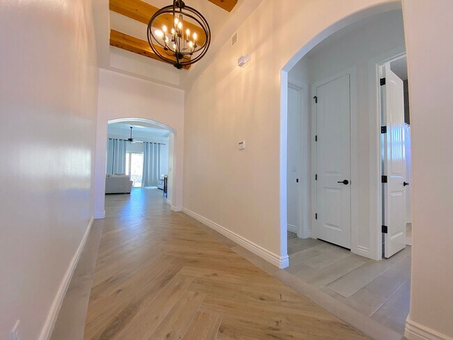 Building Photo - West El Paso Cimarron Neighborhood Stunning 4 bed/2.5bath