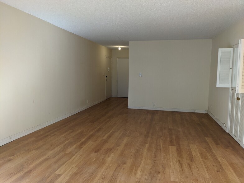 Entry - 1637 Veteran Ave