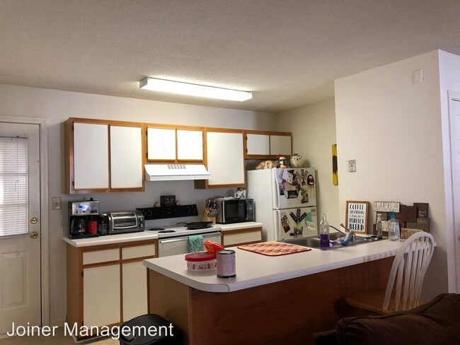 Building Photo - 120 Mark Twain Cir