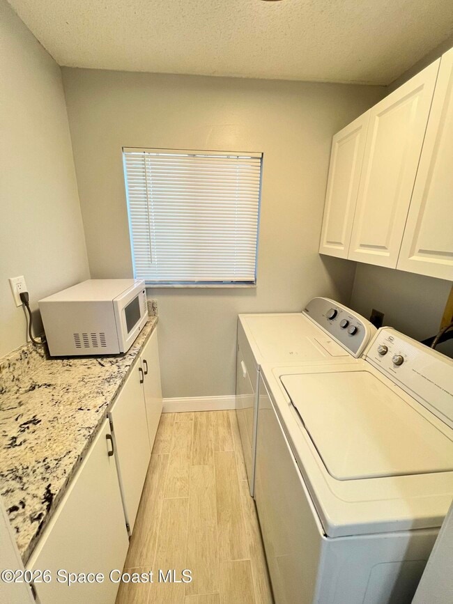 Building Photo - 8494 Ridgewood Ave