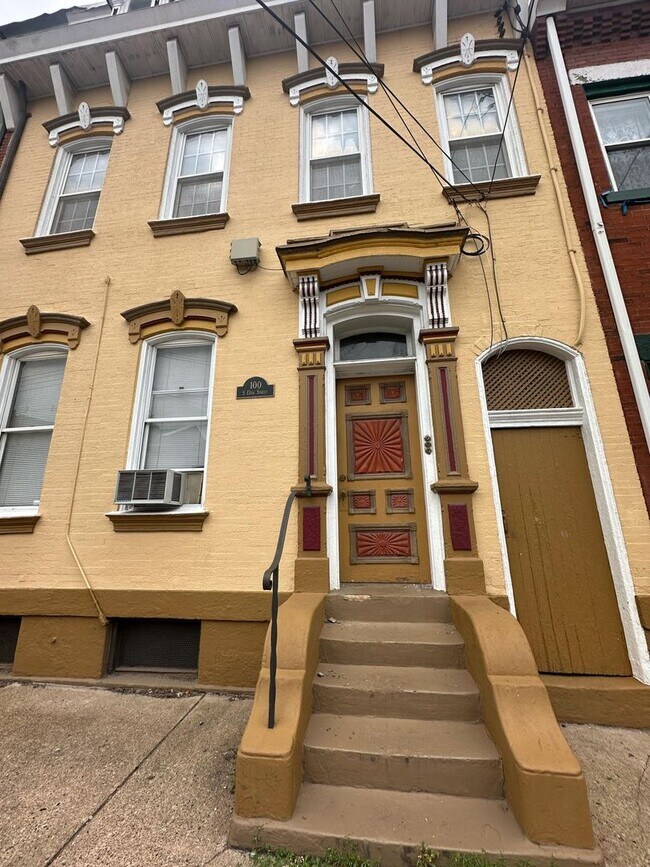 Primary Photo - 100 S 13th St