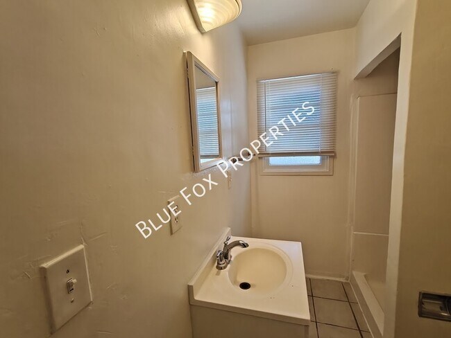 Building Photo - 3241 E Bermuda St