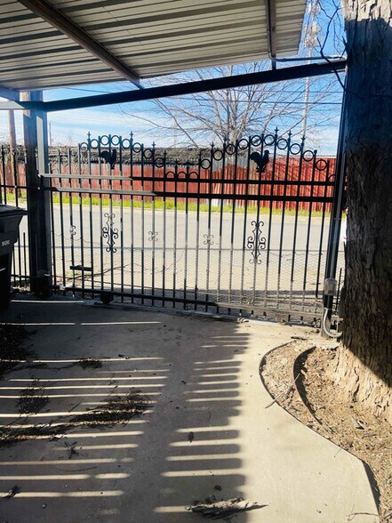 Building Photo - 1416 Vickers Ave