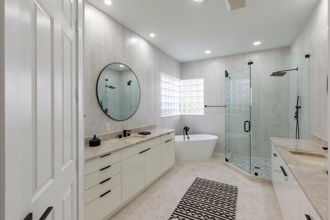 Building Photo - 2443 Players Ct