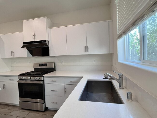 Building Photo - 537 Farmhouse Ln