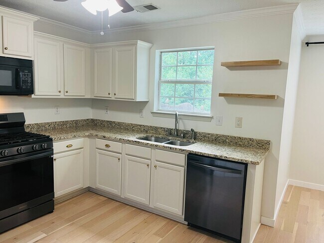 Building Photo - Beautiful 4 bedroom, 2.5 bathroom home in ...