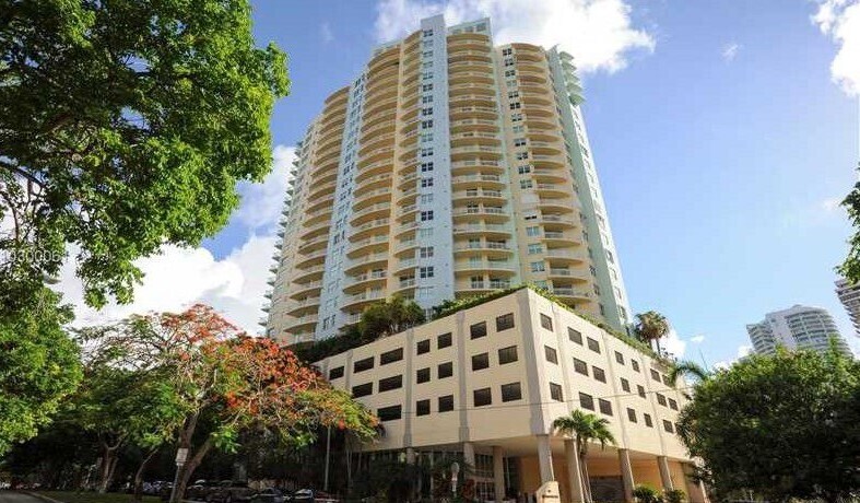 building - 2475 Brickell Ave