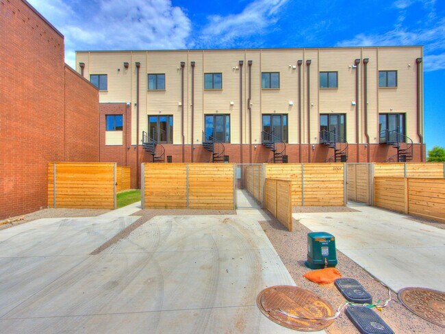 Building Photo - 1705 Wheeler St