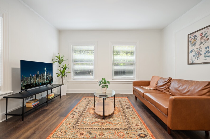 1x1 - Huge Units, Washer & Dryer, Parking, Priva...