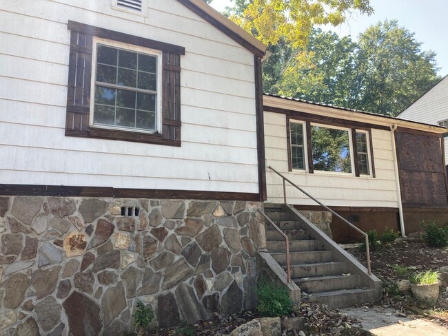 Building Photo - 1626 Charlotte Ave