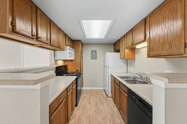 Building Photo - 902 S Walden St