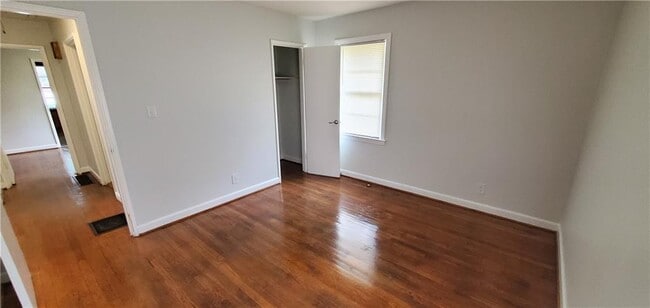 Building Photo - 2704 Gresham Rd S E