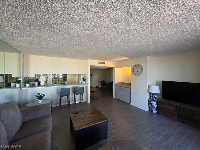 Building Photo - 750 S Royal Crest Cir