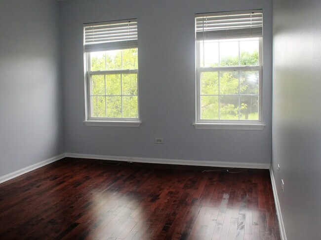 Building Photo - 2412 Woodlake Ct