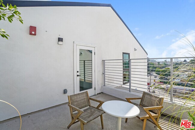 Building Photo - 611 N Virgil Ave