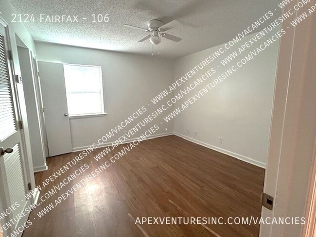 Building Photo - Nice 1 Bedroom, 1 Bath, one-level condo cl...