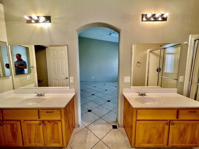 Building Photo - Single Story 3 Bedroom Home with bonus room!!