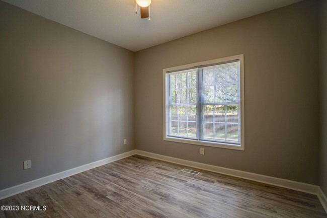 Building Photo - 10 Red Cedar Ln