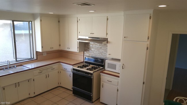 Building Photo - 2641 W Via Corona