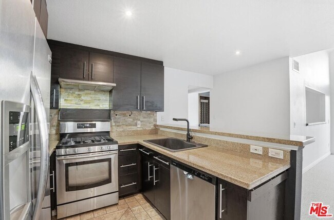 Building Photo - 5530 Owensmouth Ave